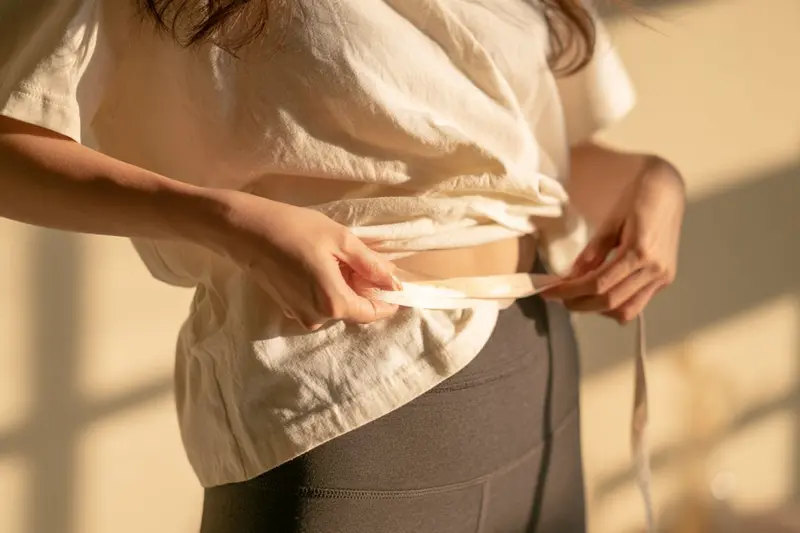 Đo vòng bụng bằng thước dây ngang rốn, cách tự theo dõi khi tập giảm mỡ bụng
