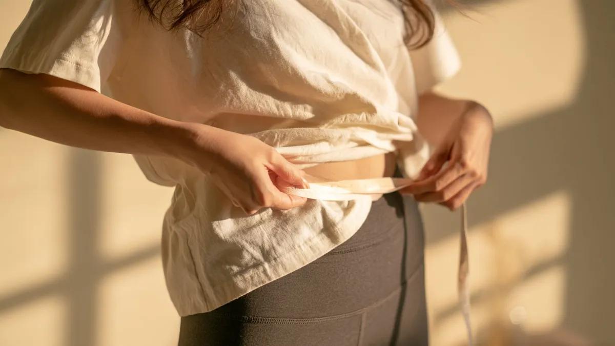 Đo vòng bụng bằng thước dây ngang rốn, cách tự theo dõi khi tập giảm mỡ bụng
